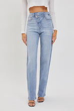 Load image into Gallery viewer, Super High Rise Dad Jean with Repositioned C.F Closure (8027785593040)
