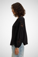 Charger l&#39;image dans la galerie, Tyra Viscose Lace Blouse (8255025316048)
