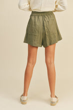 Charger l&#39;image dans la galerie, Linen Pleated Shorts (7900462317776)
