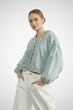 Charger l&#39;image dans la galerie, Denim Embroidery Volume Sleeve Top (8229387501776)
