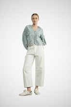 Charger l&#39;image dans la galerie, Denim Embroidery Volume Sleeve Top (8229387501776)
