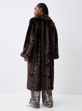 Charger l&#39;image dans la galerie, Long Faux Mink Coat (8228947165392)
