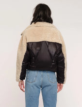 Load image into Gallery viewer, Solas Jacket (7939275653328)
