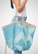 Charger l&#39;image dans la galerie, Large Reversible Fuzzy Abstract Shopper Tote Bag (8261796135120)

