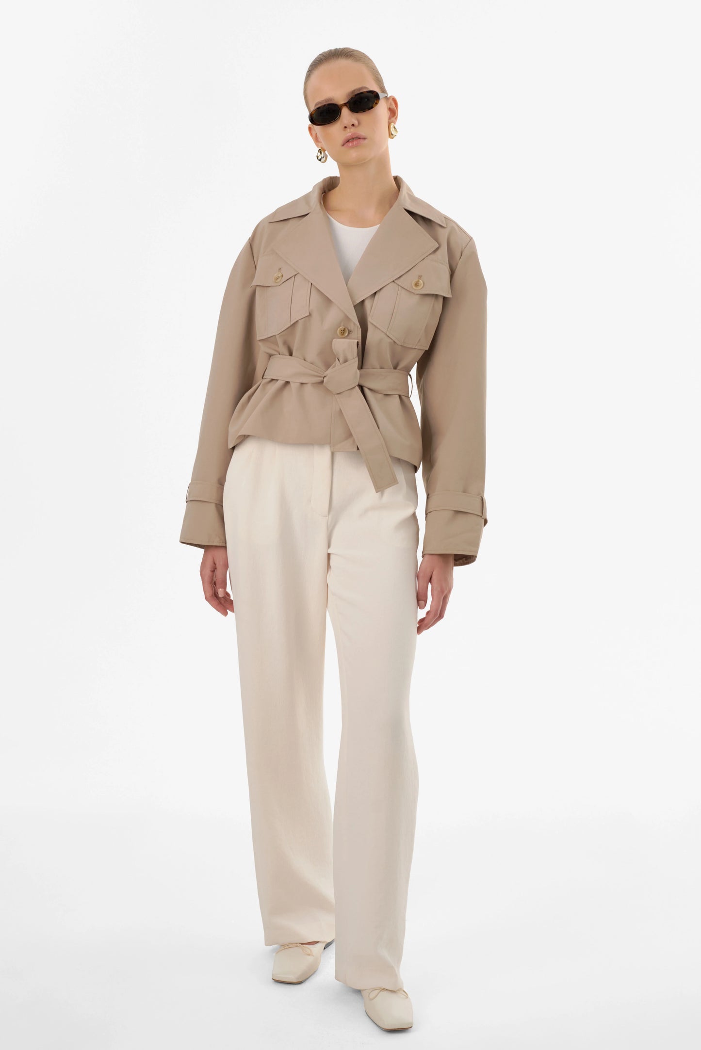 Trench-coat court Quinn