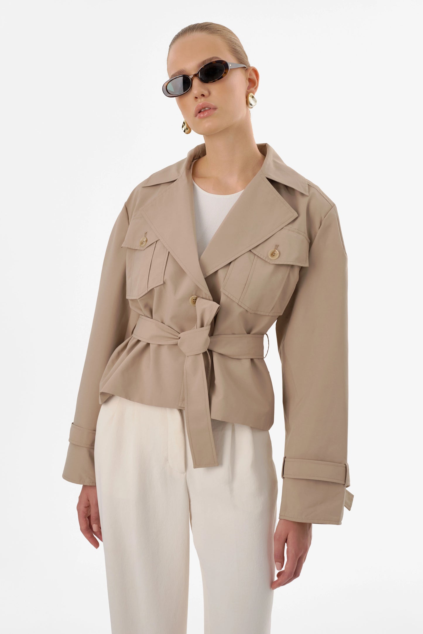Trench-coat court Quinn