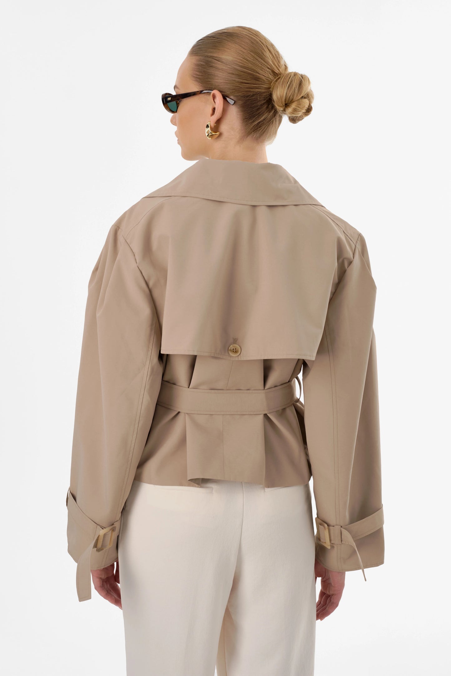 Trench-coat court Quinn