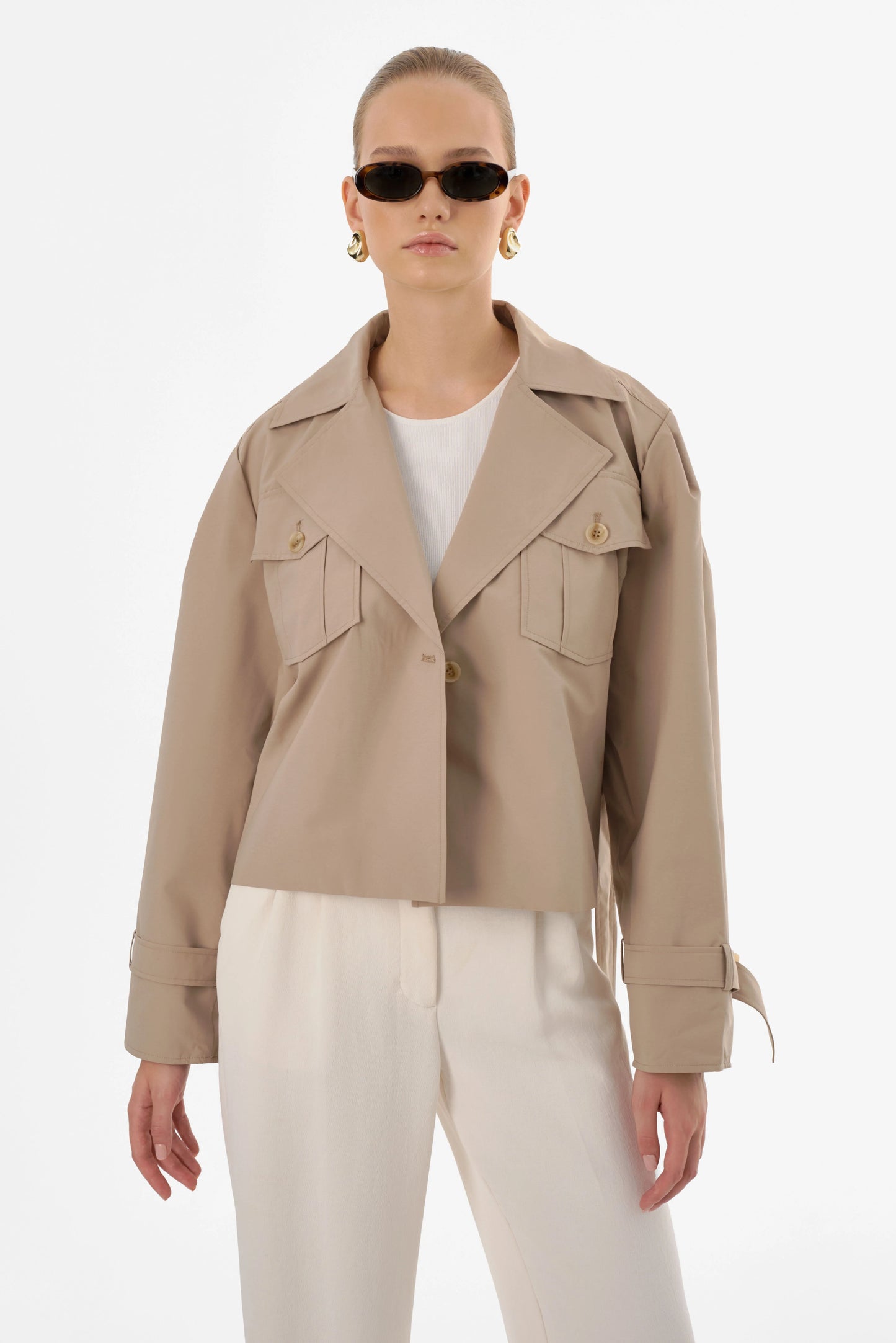 Trench-coat court Quinn