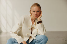 Charger l&#39;image dans la galerie, Chic Textured Bow Jacket (8257185939664)
