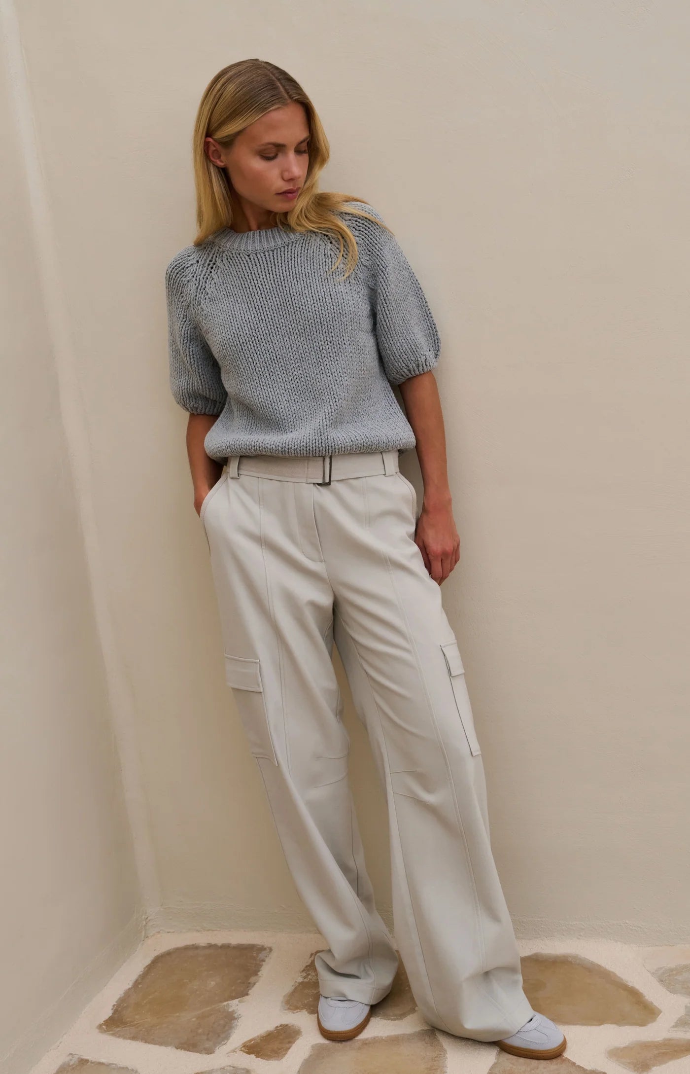 Trousers with cargo pockets, wide legs and matching belt