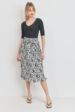 Load image into Gallery viewer, SWEET RAIN - Micro Pleated Black&amp;White Floral Skirt (7346911609040)
