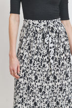 Load image into Gallery viewer, SWEET RAIN - Micro Pleated Black&amp;White Floral Skirt (7346911609040)
