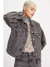 Load image into Gallery viewer, Woman is wearing Levi&#39;s 90&#39;s trucker jacket. The jacket features a pitched silhouette for a distinctly ‘90s feel. (7702060040400)
