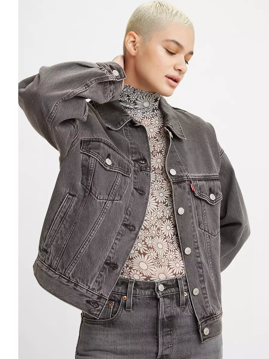 Woman is wearing Levi's 90's trucker jacket. The jacket features a pitched silhouette for a distinctly ‘90s feel. (7702060040400)