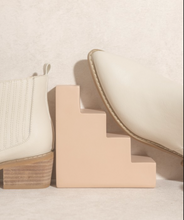Load image into Gallery viewer, Panelled Chelsea Boots (6810001703120)
