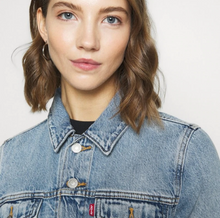 Load image into Gallery viewer, Levis+Women+Original+Trucker+Jacket+All+Smile+Montreal (7337515024592)
