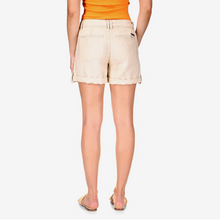 Charger l&#39;image dans la galerie, Model wearing Trailhead Cuffed shorts from Sanctuary with yellow top (7702015639760)
