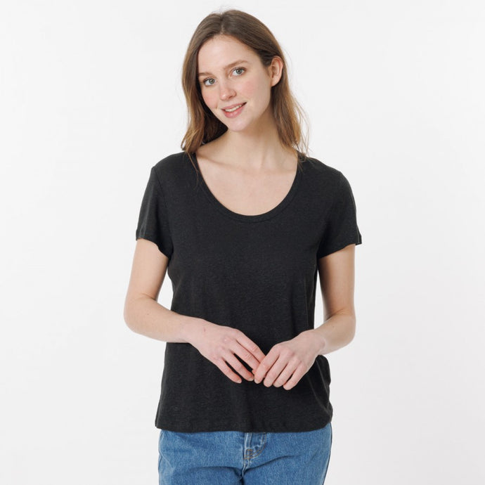 Model wearing DESTINY black T-shirt from Artlove with jeans. (7341000523984)